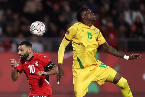 "العودة".. الملك ووريثه يقودان منتخب مصر لهزيمة محاربي زيمبابوي